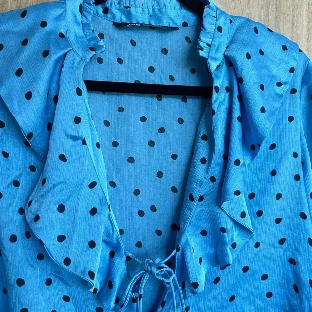 ZARA POLKA DOT BLOUSE WITH RUFFLES SATIN
EFFECT SIZE XS V Neck Ties
Long Sleeves - Picture 6 of 10